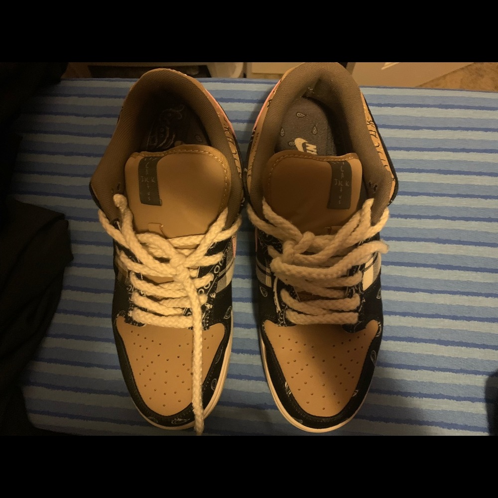 Doesn’t come with box only wear 3 times
